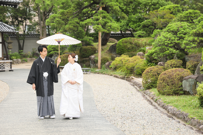 番傘で日本庭園を歩く