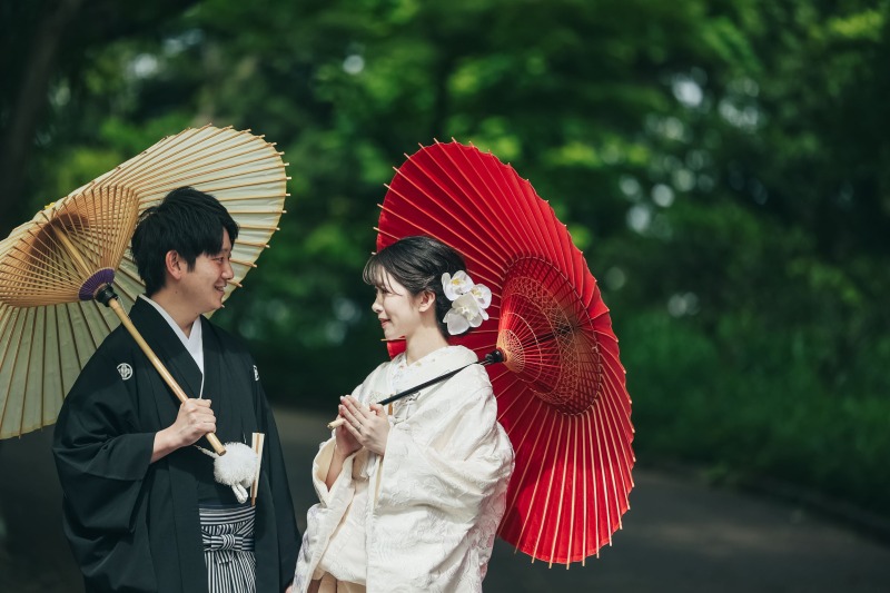 傘がくるくると舞う中で