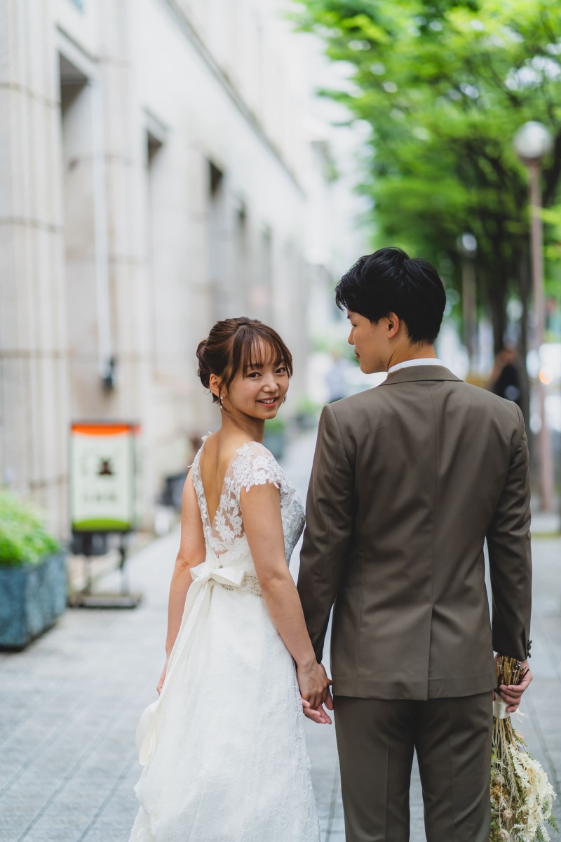 いたずらっ子のような新婦の姿に