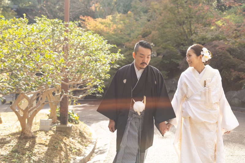 仲良く手を取り合って