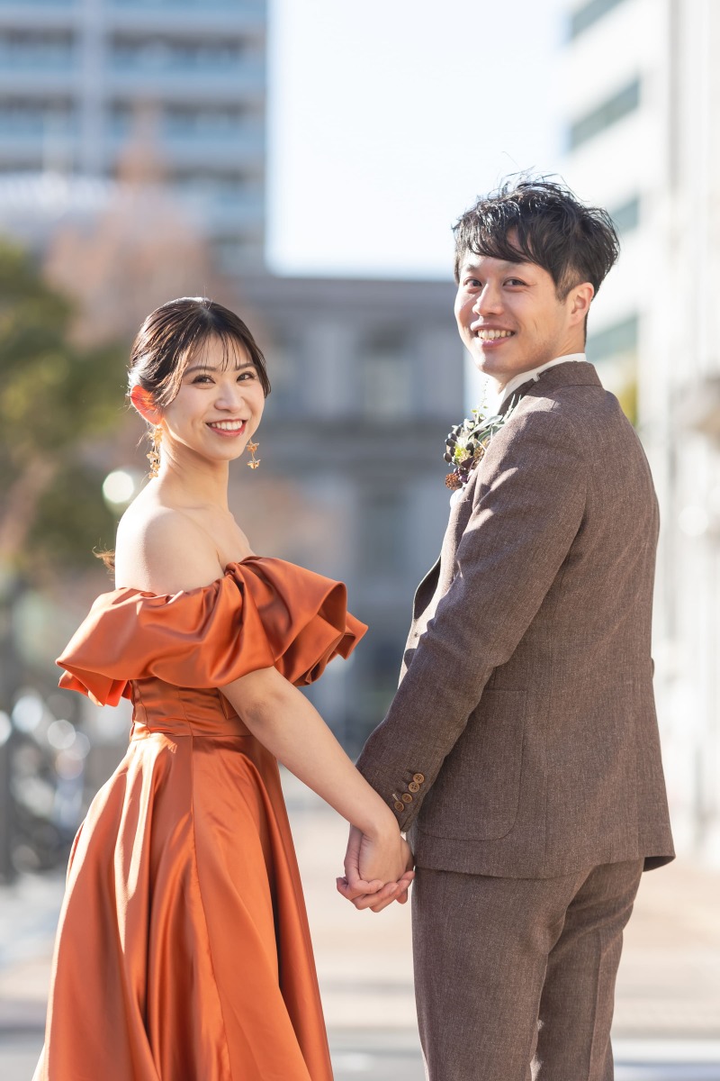 チラリと振り返って