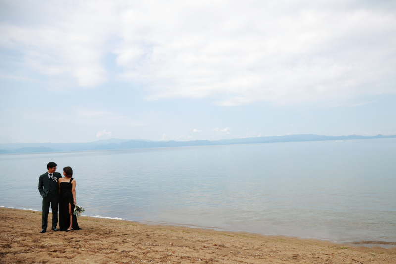 穏やかな湖畔から