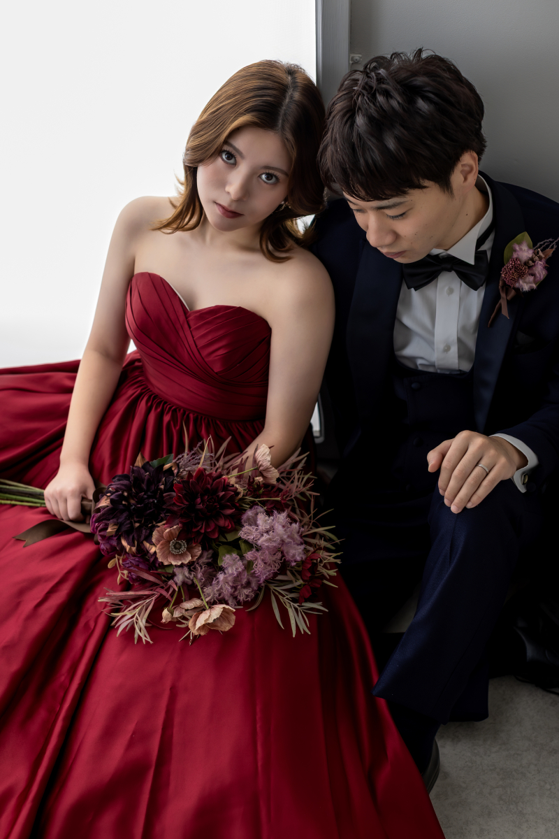 寄り添う二人のシックなショット