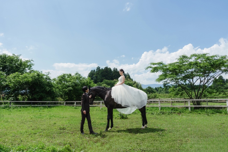 洋装ロケーション乗馬