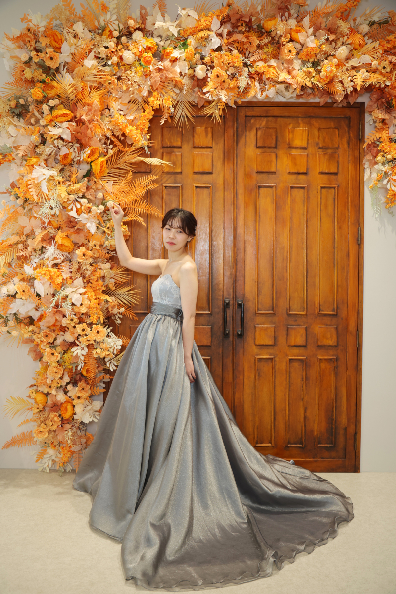 大きな扉の前で