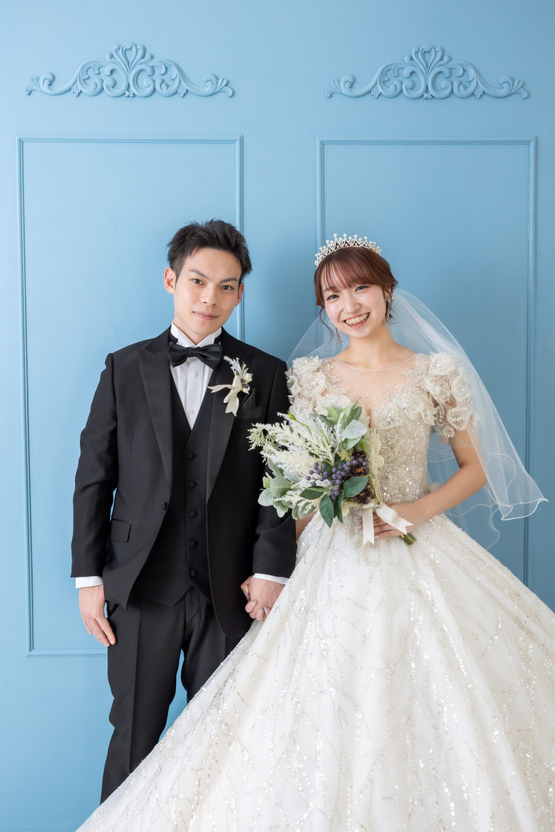 ブルーの背景に映える!仲良し繋ぎ手ショット