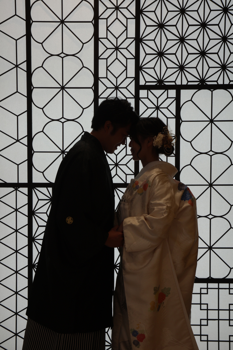 格子越しのシルエット