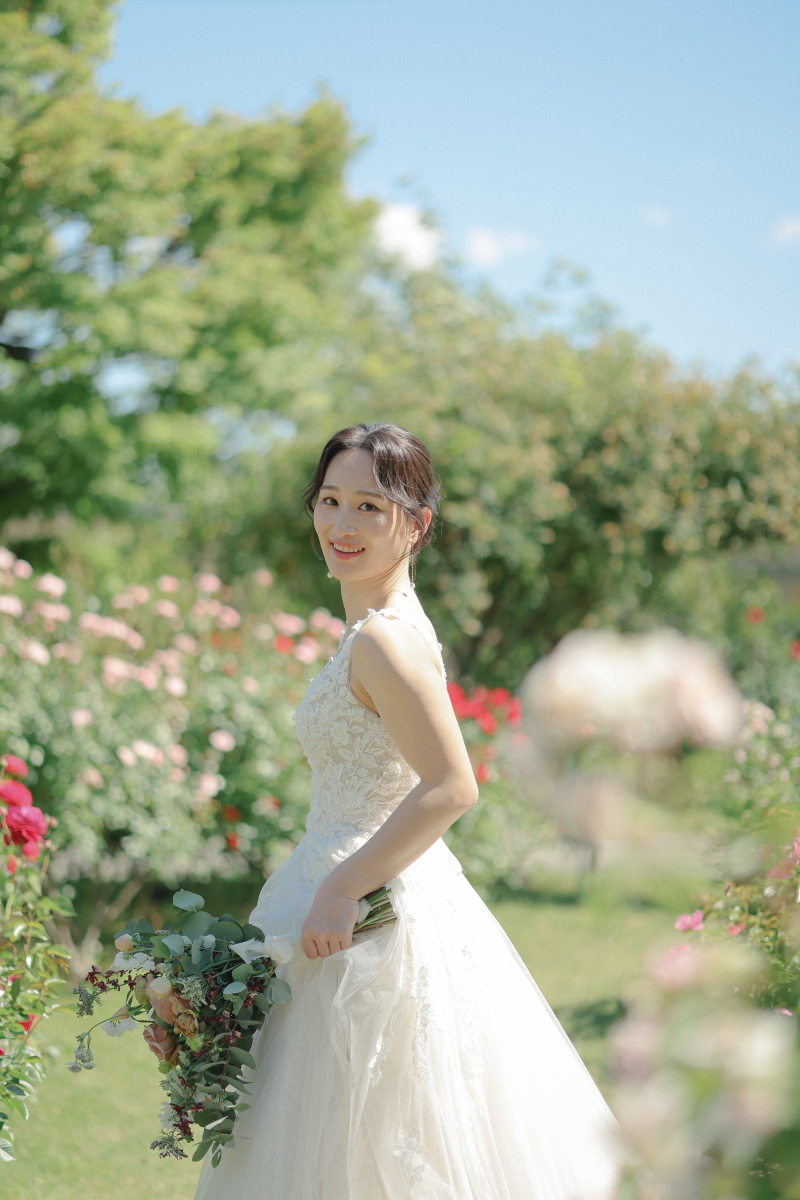 「薔薇に囲まれて」