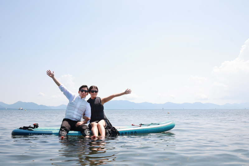 水辺でのウェディングフォト