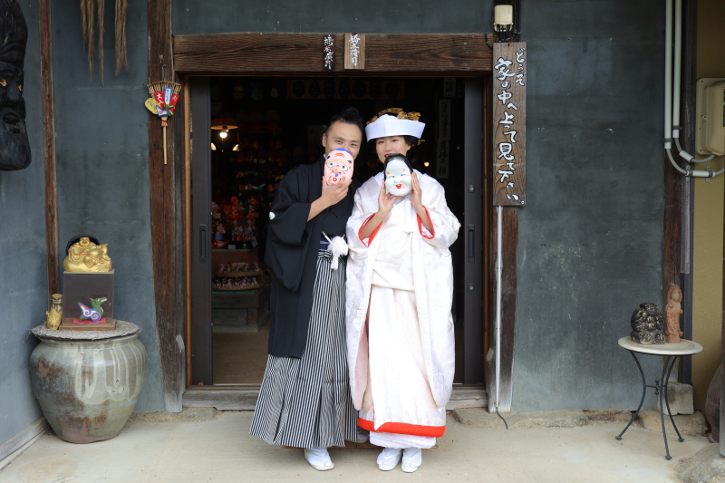 伝統民芸のお面と一緒に