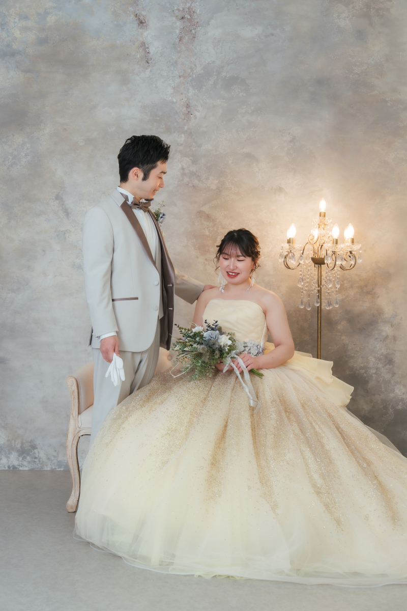 ソファーに座って