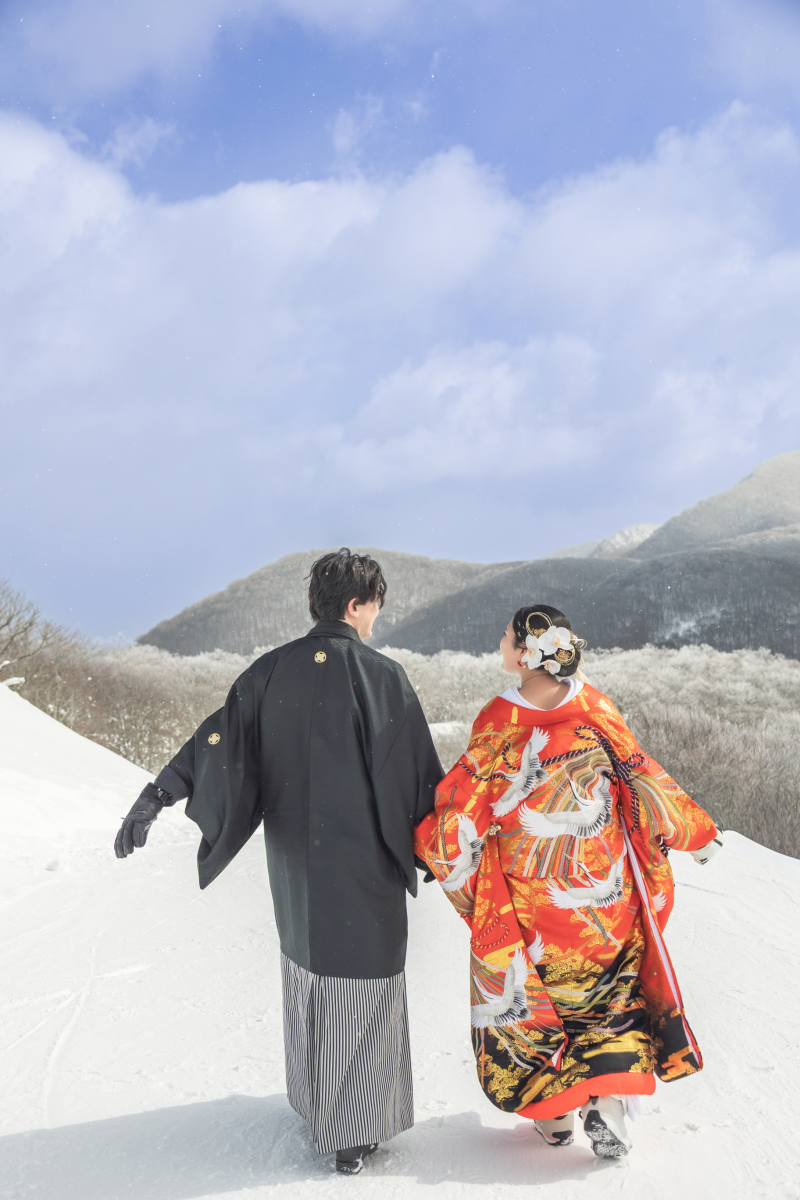 手をつないで雪道へ