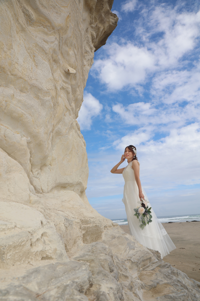 白い岩肌と青い空