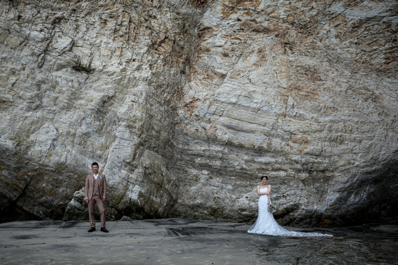 時を刻む壁の前で