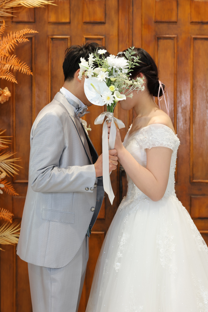 ブーケでお顔を隠して