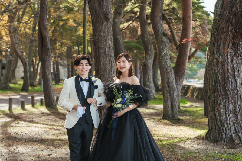 湖とブラックドレス