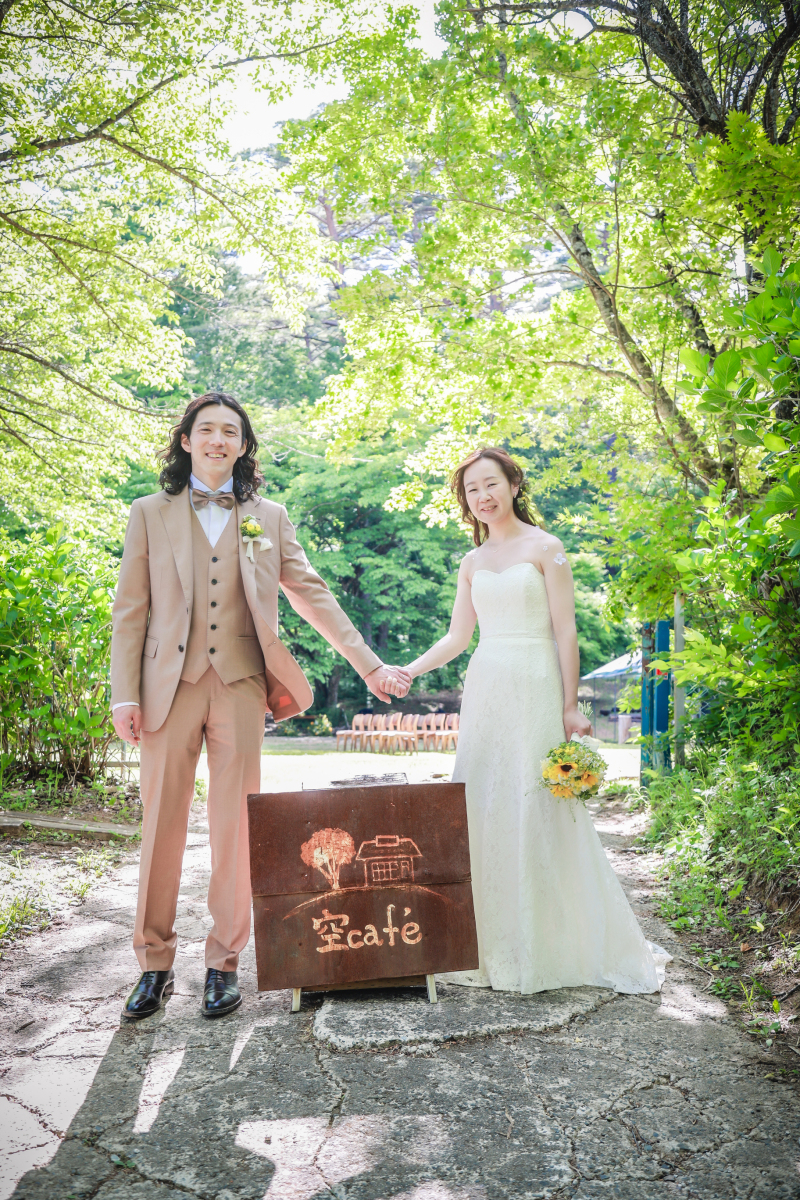 会場の看板と一緒に