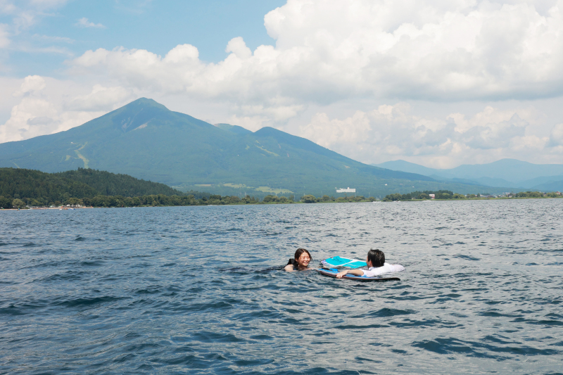 磐梯山を背景に