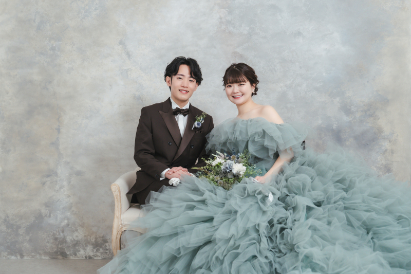 ソファに座って