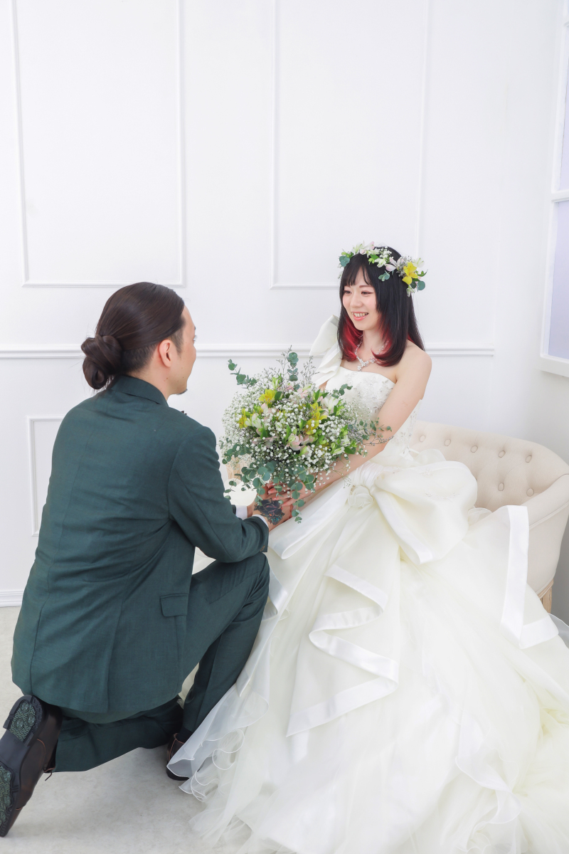 跪いて