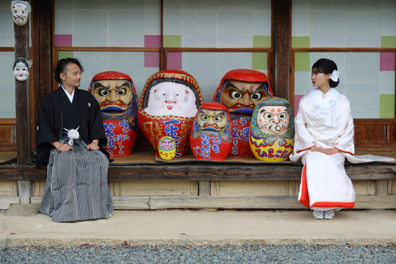 縁側でだるまと