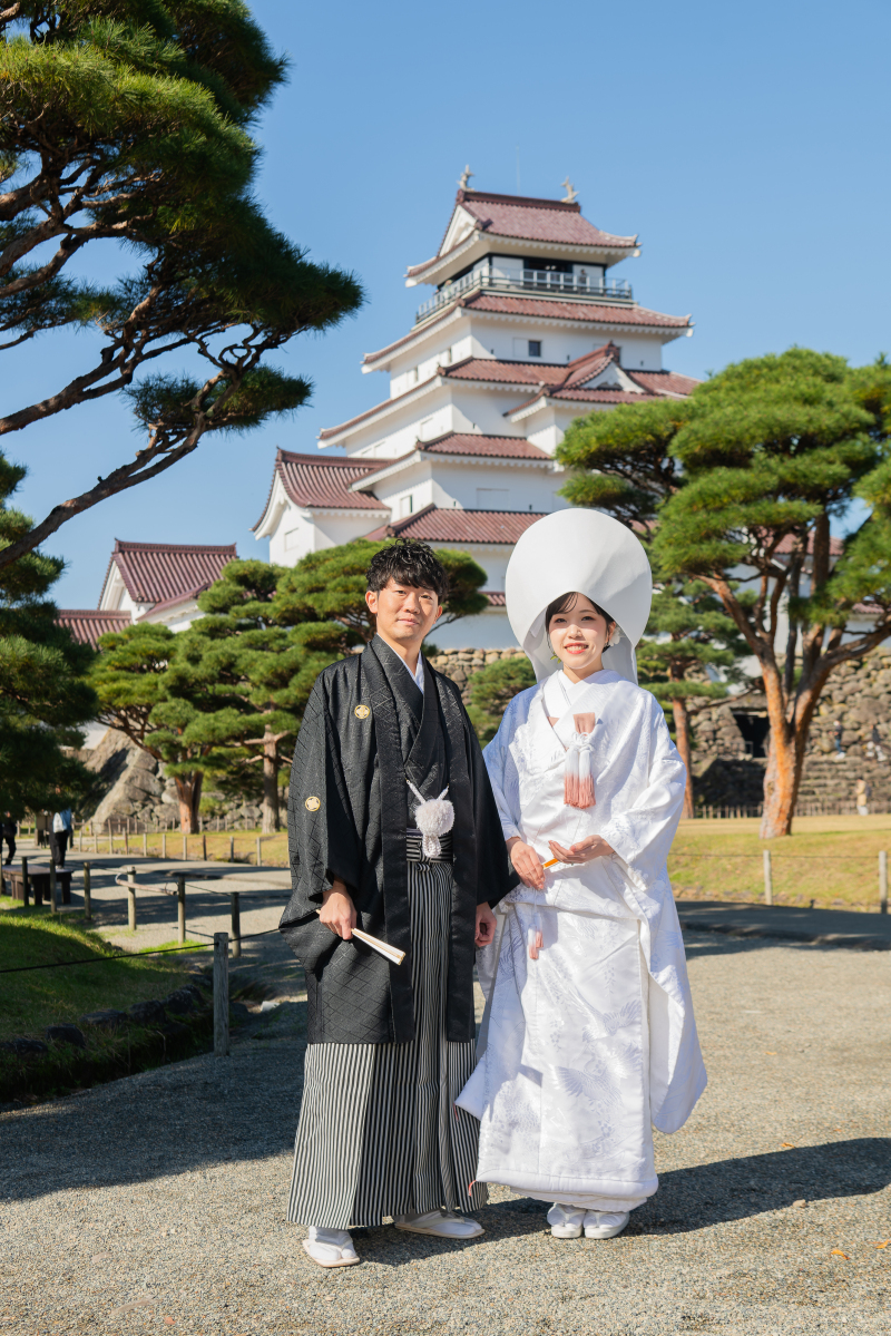 白と黒、城の前