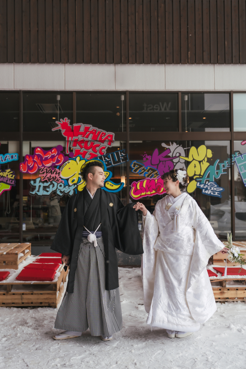 手を取り合って