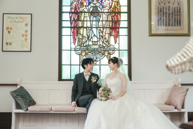 ステンドクラスの前で