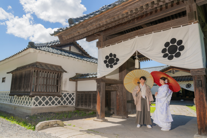 長屋門の前で