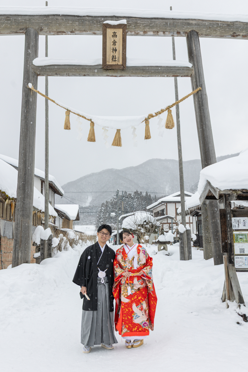 雪の鳥居で誓う