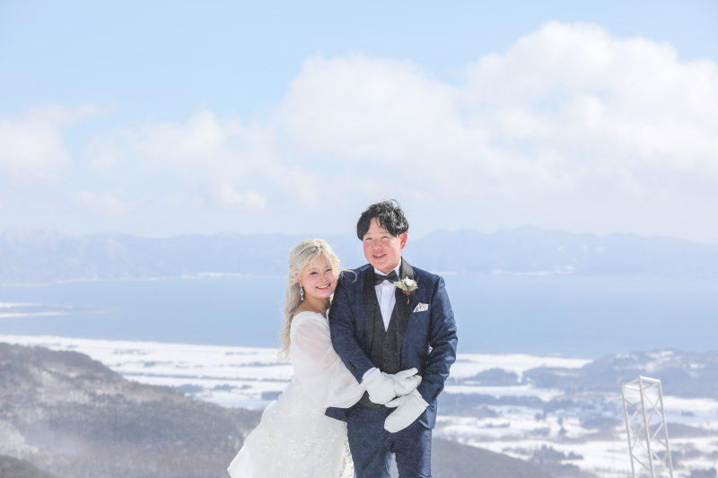 猪苗代湖バックに