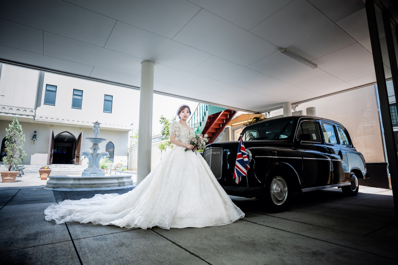 中庭や白を基調とした披露宴会場でも撮影ができる