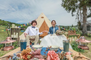 キャンプ好きなお二人と一緒に背景の作り込みにも拘り、場所もお二人の思い出の場所ということでスキー場を貸切させていただきました