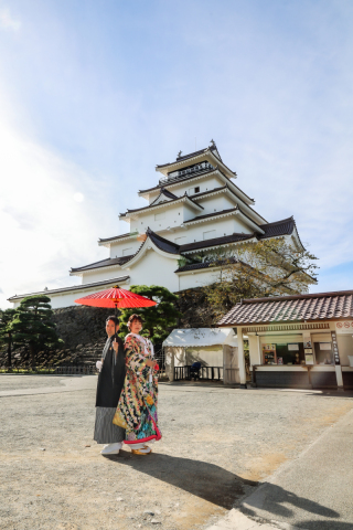 鶴ヶ城での和装フォトウェディング。福島県ならではの観光地での撮影も得意としています。