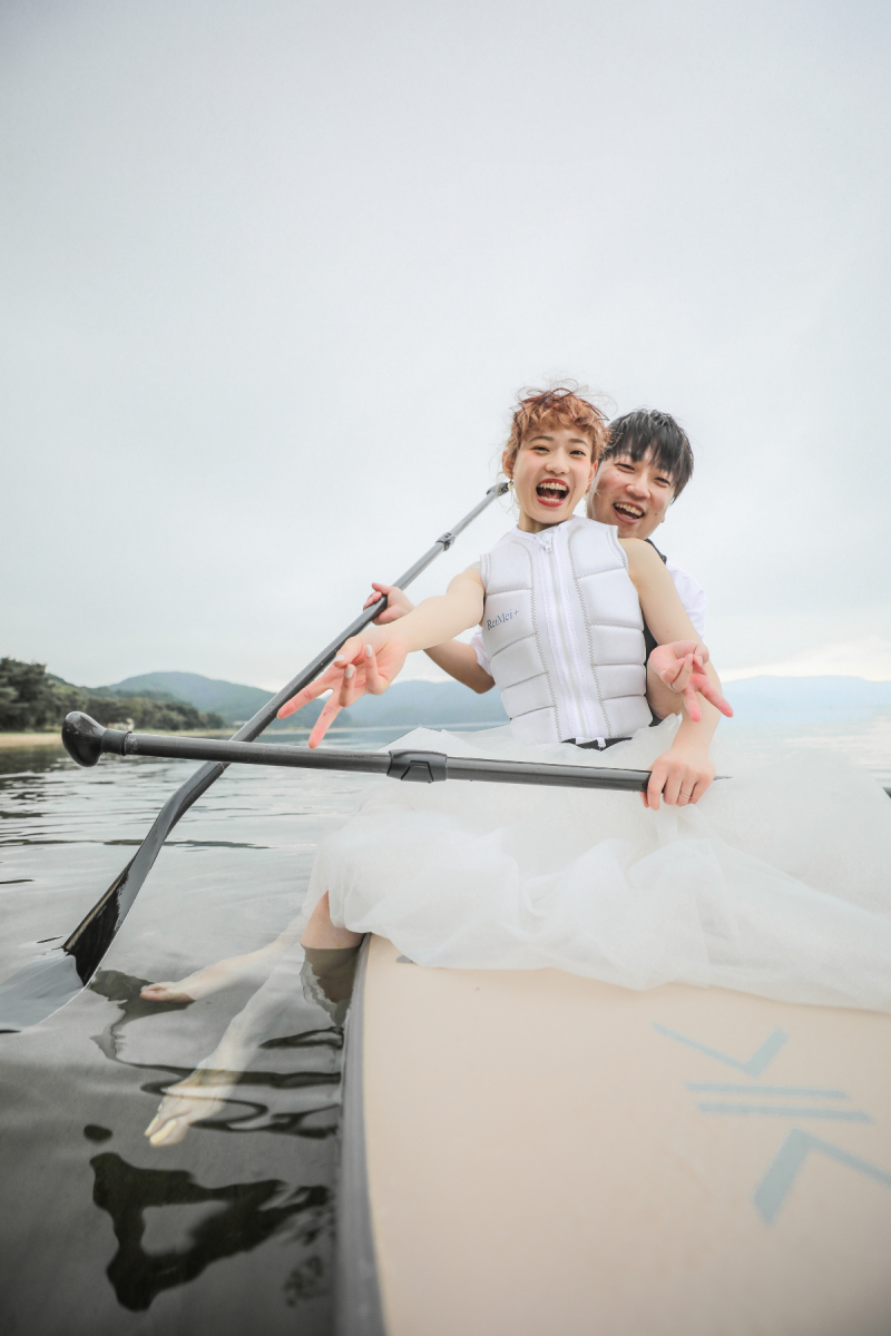 【猪苗代湖でSUP×ウェディングフォト6月〜10月】洋装1着ロケーション撮影プラン【データ100カットつき】