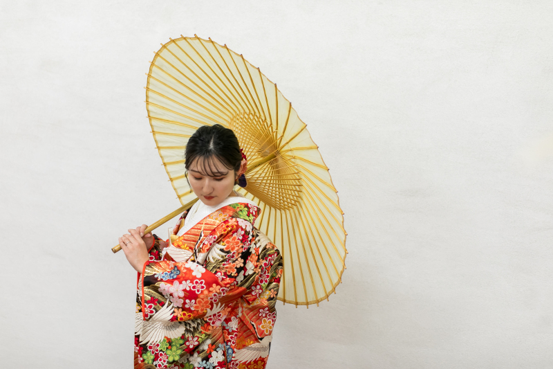 ご新婦様に傘を持ってもらい