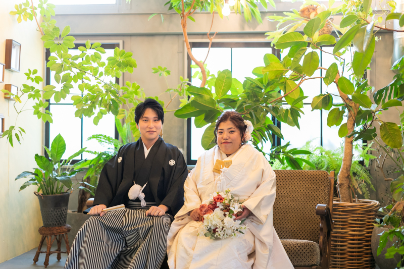 ソファに腰掛けて