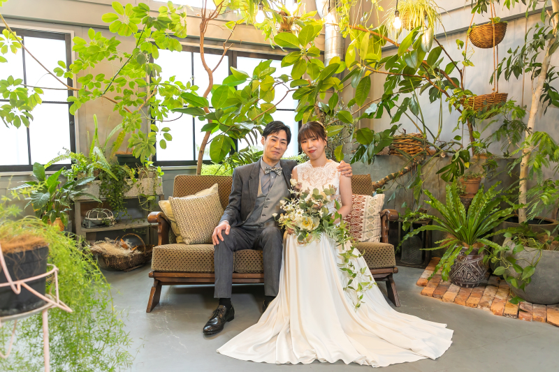 ソファに座って。