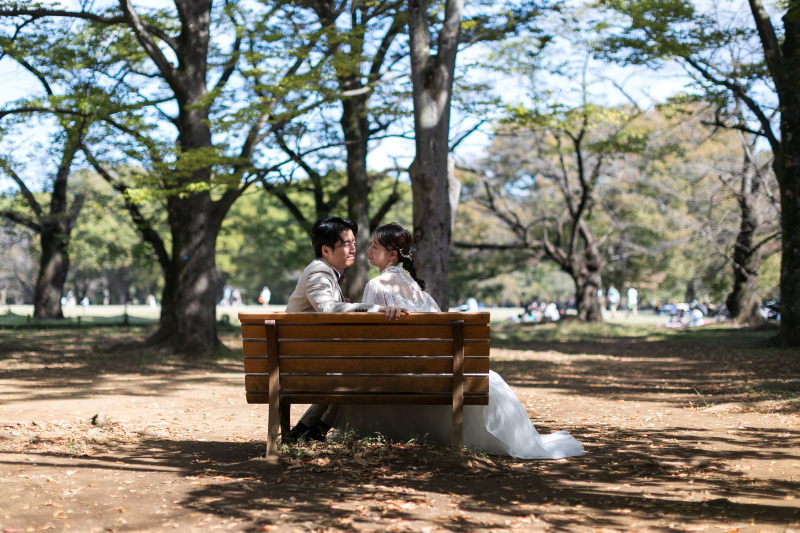 ベンチに腰掛けて