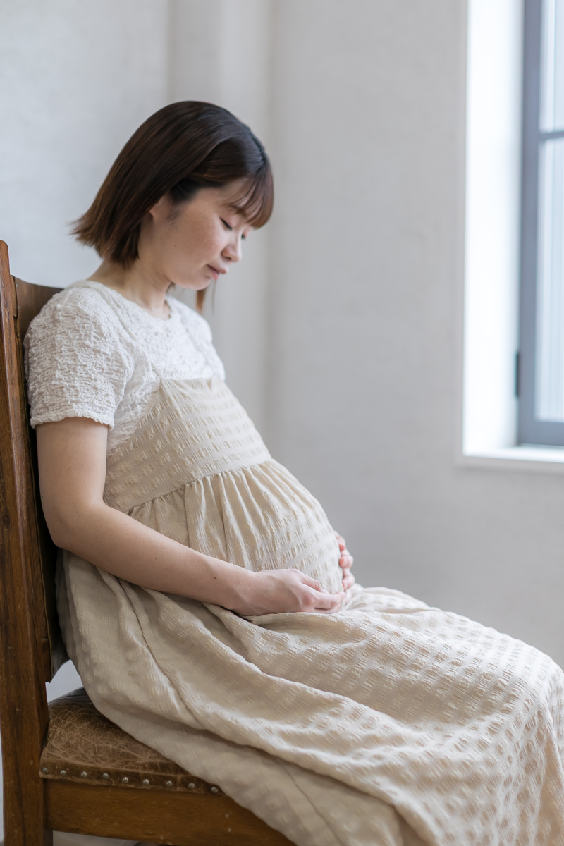 お腹の子を見守りながら