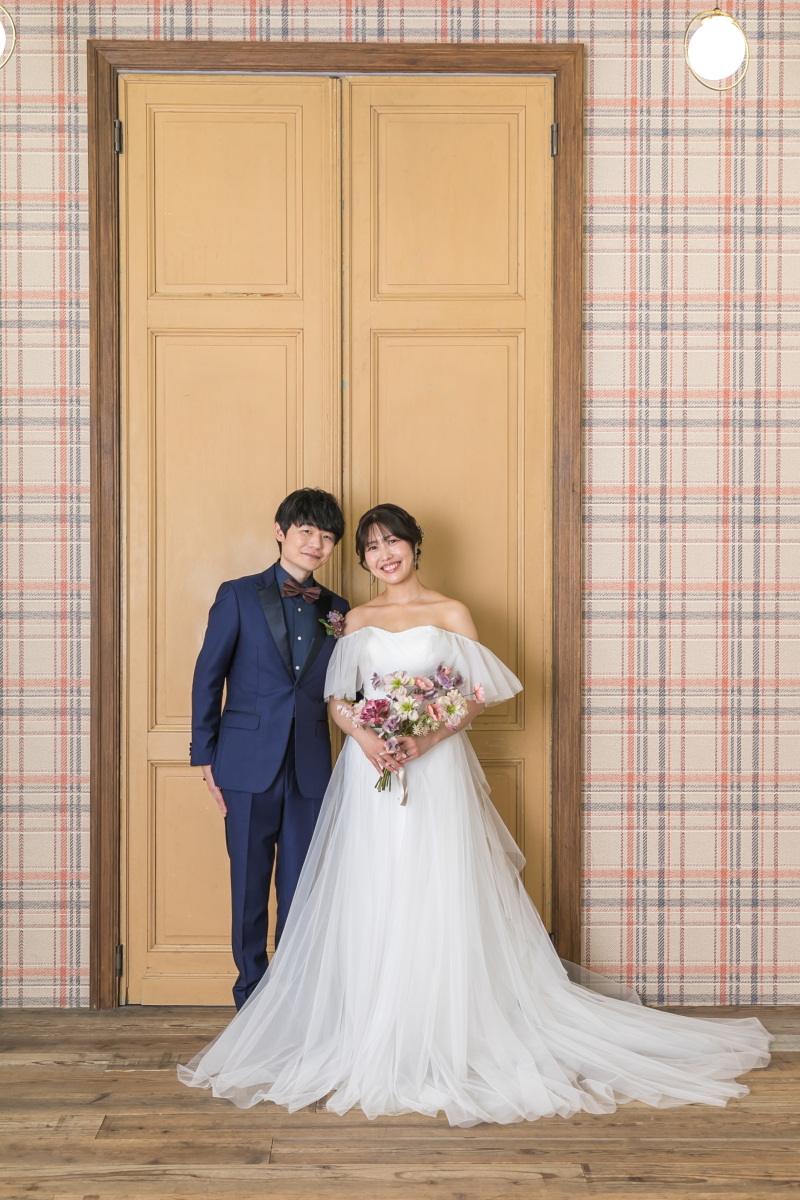 大きな扉の前で