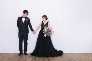 二人黒い衣装に包まれて