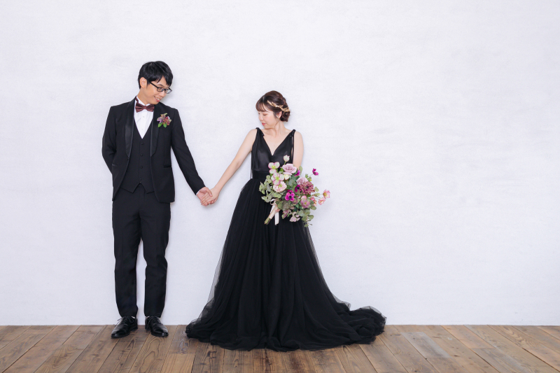 二人黒い衣装に包まれて