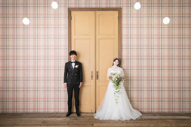 大きな扉の前で