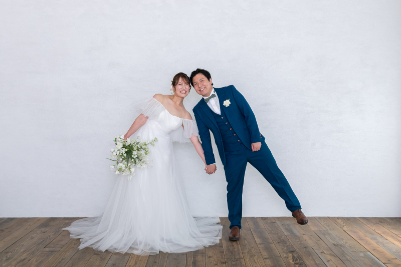 二人で手を繋いでラフに楽しく