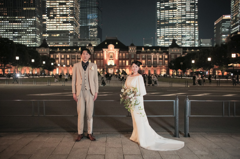 東京駅駅舎前で