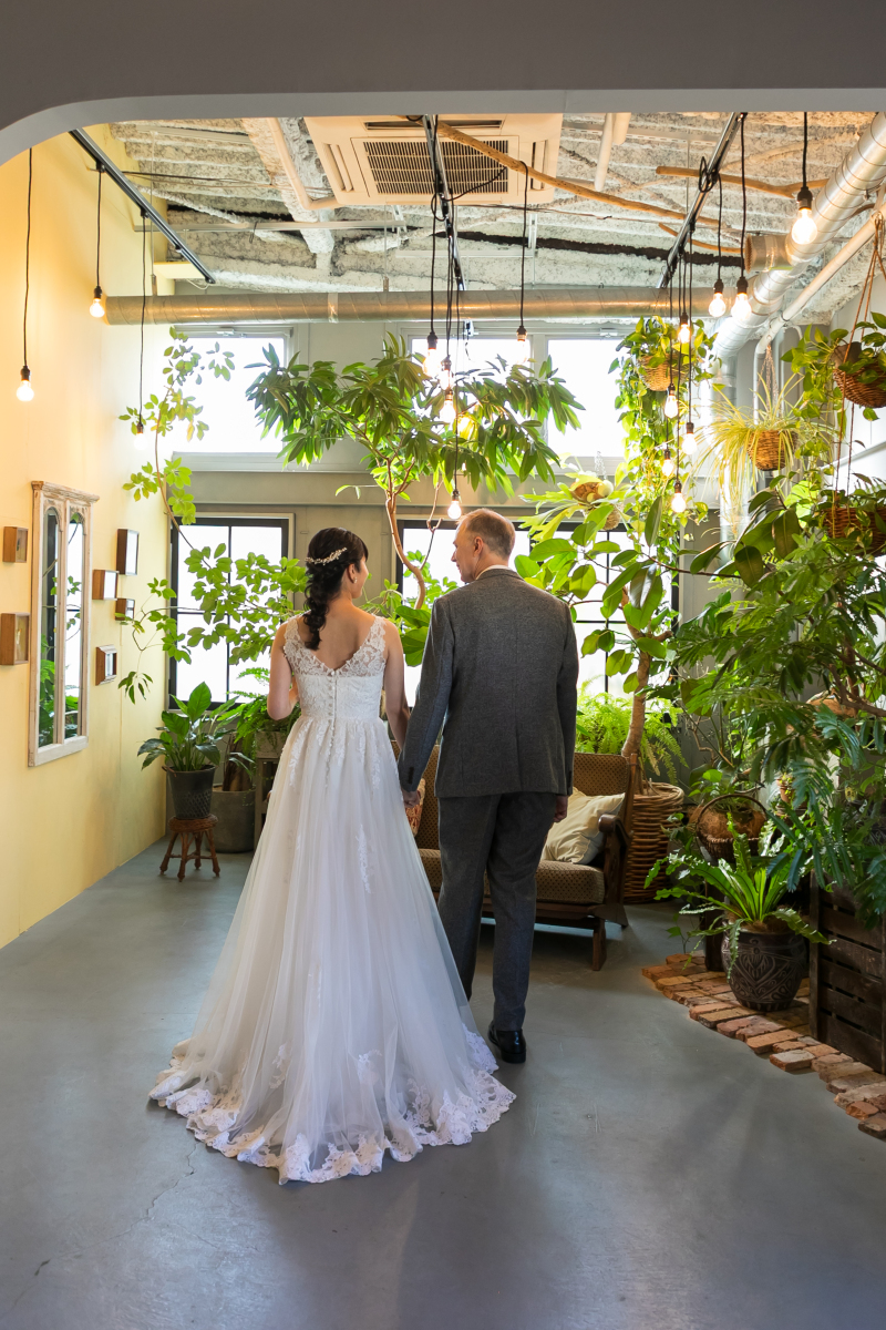 グリーンに向かって歩いていく後ろ姿