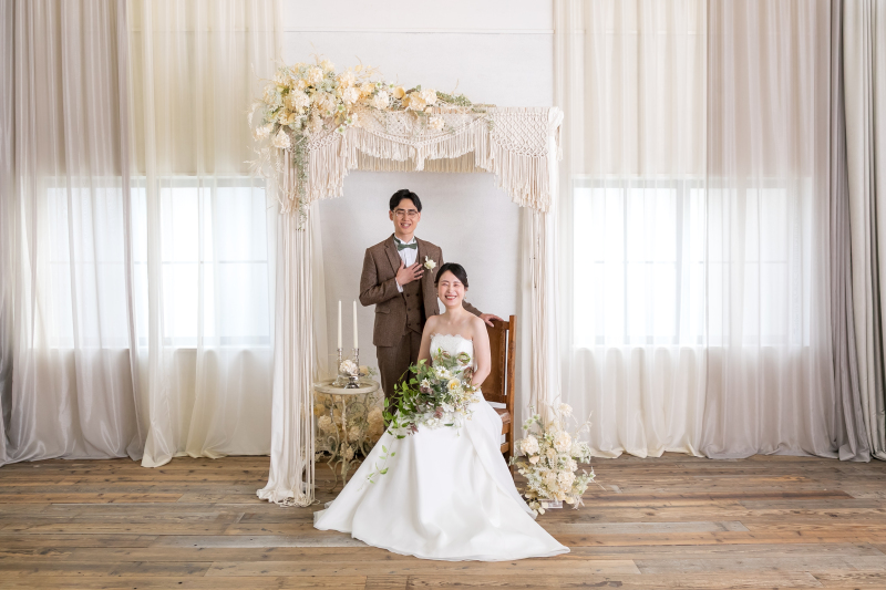 チャペル風背景で洋装撮影スタート