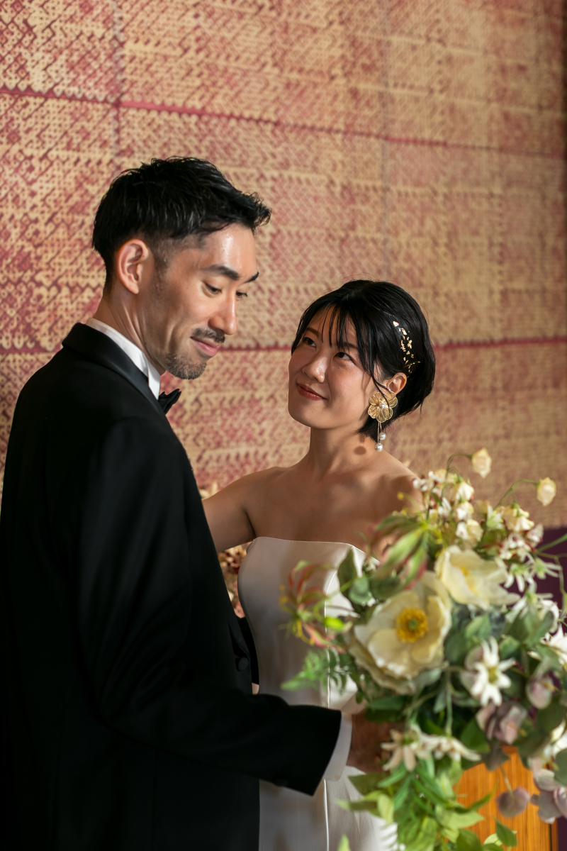 ブーケを見つめる新郎様を