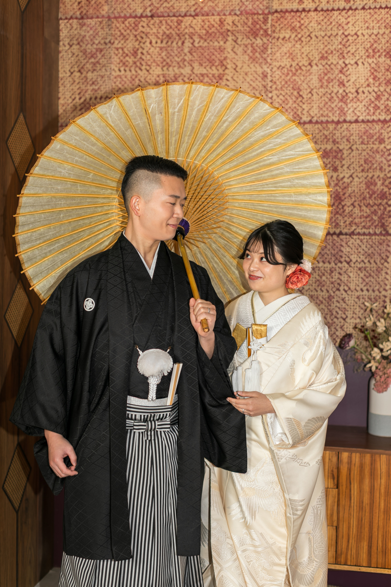 二人で傘に入って